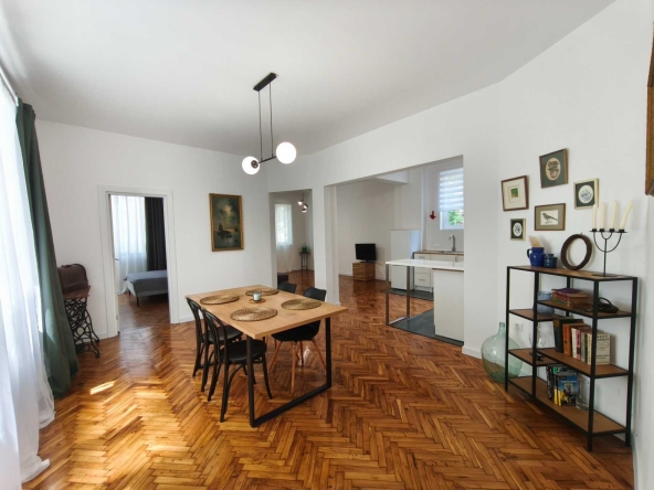 Дава се под наем Двустаен апартамент в Варна, Център - 120 кв.м за 900 € - Снимка #1