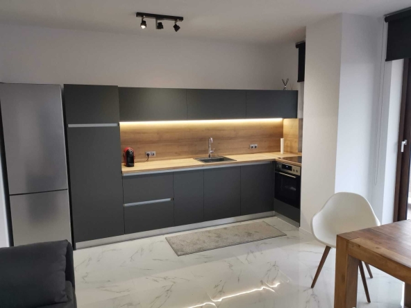 Дава се под наем Тристаен апартамент в Пловдив, Кършияка - 105 кв.м за 918 € - Снимка #1