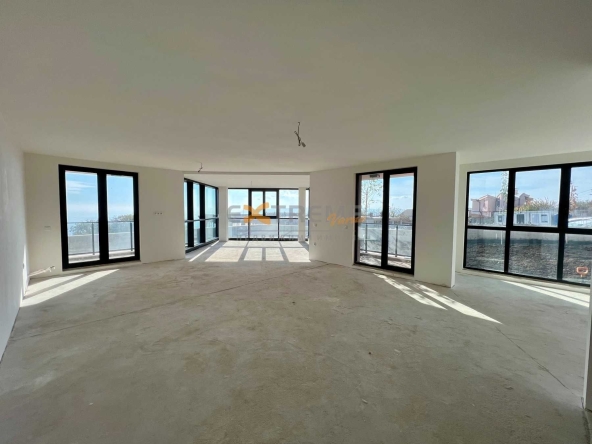 Четиристаен апартамент в Варна, м-т Св. Никола - 263 кв.м за 2013 €/кв.м - Снимка #1