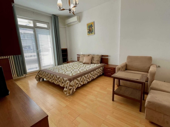 Дава се под наем Тристаен апартамент в София, Център - 77 кв.м за 700 € - Снимка #1