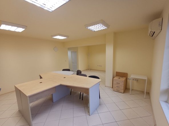 Дава се под наем Офис в Шумен, Център - 45 кв.м за 298.86 € - Снимка #1
