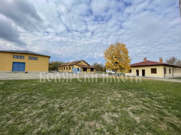 Промишлена сграда в с. Плаково, Област Велико Търново - 5000 кв.м за 38 €/кв.м - Снимка #1