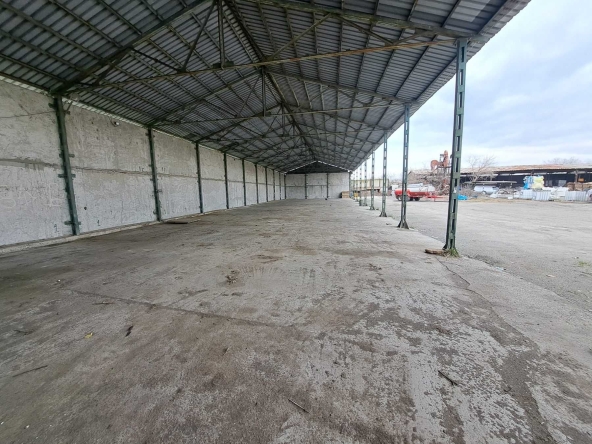 Дава се под наем Промишлена сграда в Бургас, Долно Езерово - 2400 кв.м за 2393.43 € - Снимка #1