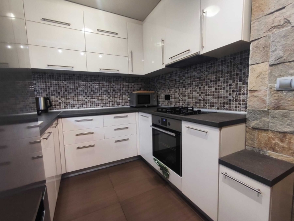 Дава се под наем Тристаен апартамент в Ямбол, Аврен - 86 кв.м за 510.51 € - Снимка #1