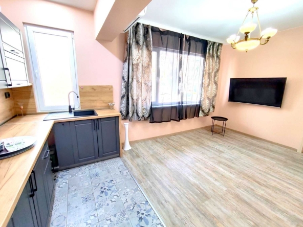 Офис в Варна, Червен площад - 86 кв.м за 1477 €/кв.м - Снимка #1