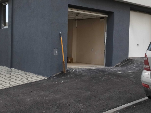 Дава се под наем Гараж / Паркомясто в Плевен, 9-ти квартал - 22 кв.м за 81.6 € - Снимка #1