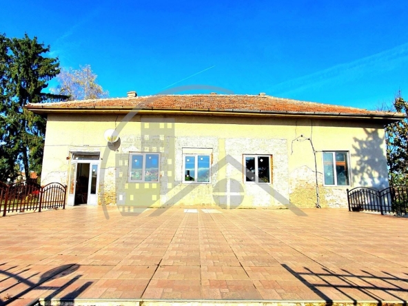 Заведение в с. Сенокос, Област Добрич - 400 кв.м за 313 €/кв.м - Снимка #1