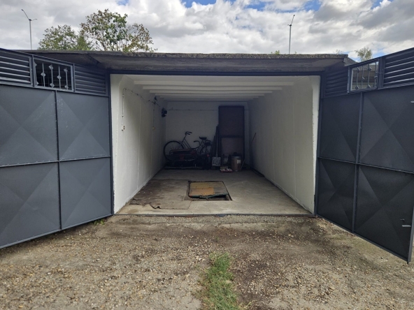 Дава се под наем Гараж / Паркомясто в Русе, Търговия на едро - 22 кв.м за 100 € - Снимка #1