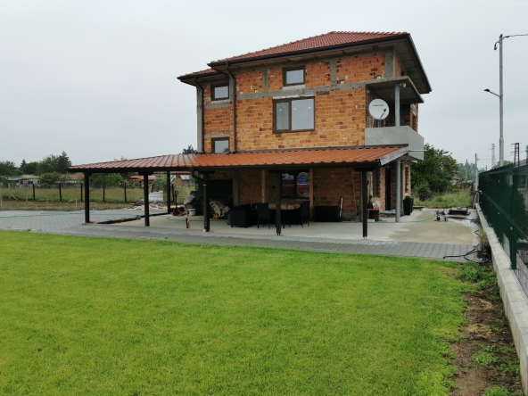 Къща в с. Избеглии, Област Пловдив - 350 кв.м за 800 €/кв.м - Снимка #1