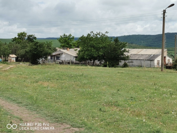 Промишлена сграда в с. Войвода, Област Шумен - 6800 кв.м за 23 €/кв.м - Снимка #1