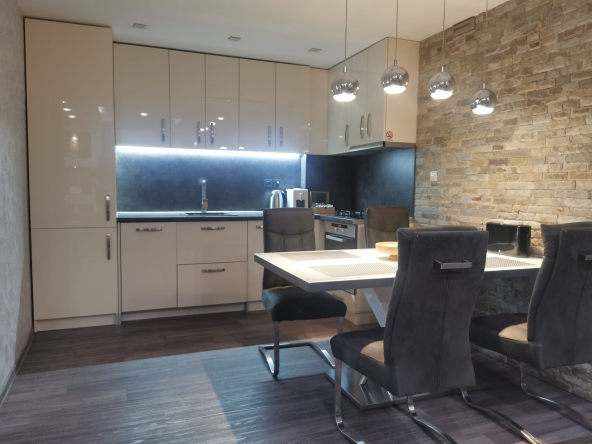 Дава се под наем Тристаен апартамент в София, ПЗ Хладилника - 77 кв.м за 1495.83 € - Снимка #1