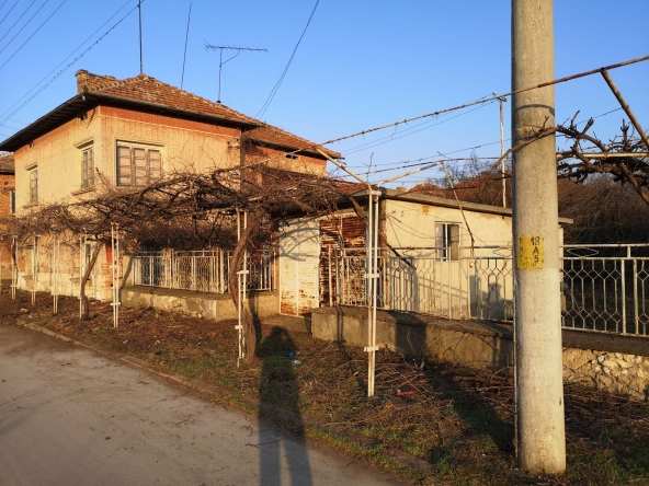 Къща в с. Комарево, Област Плевен - 164 кв.м за 100 €/кв.м - Снимка #1