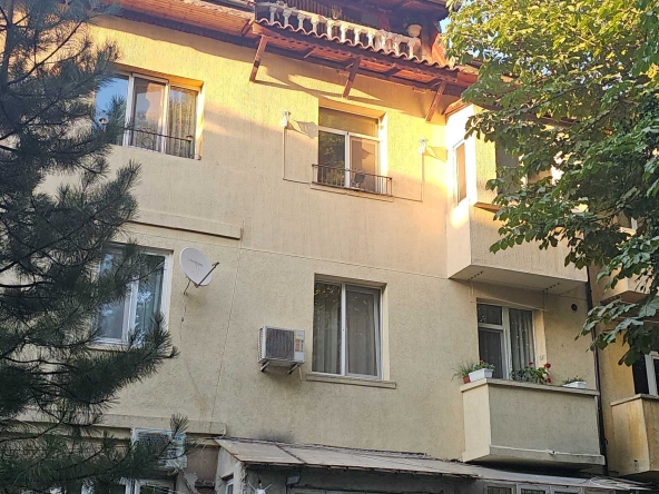 Двустаен апартамент в Перник, Изток - 68 кв.м за 1050 €/кв.м - Снимка #1