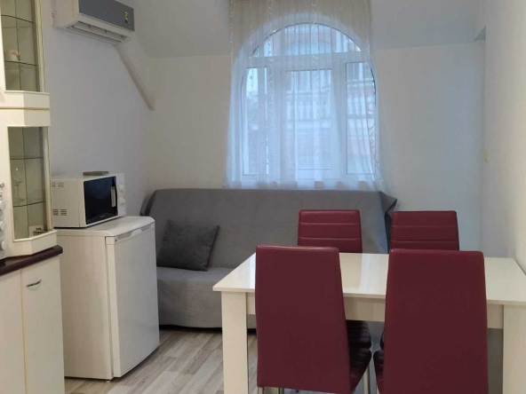 Дава се под наем Тристаен апартамент в Варна, Център - 65 кв.м за 612 € - Снимка #1