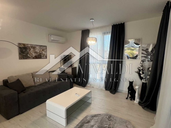 Дава се под наем Тристаен апартамент в Варна, Център - 85 кв.м за 997.05 € - Снимка #1