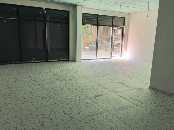 Дава се под наем Магазин в Кърджали, Център - 100 кв.м за 765 € - Снимка #1