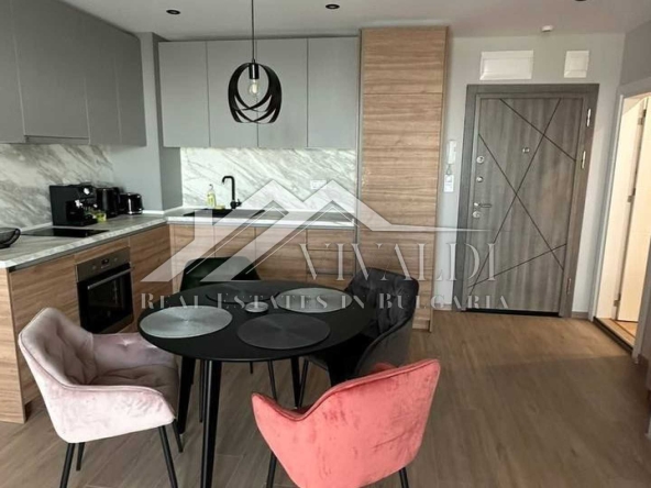 Дава се под наем Двустаен апартамент в к.к. Св.Св. Константин и Елена - 65 кв.м за 750 € - Снимка #1