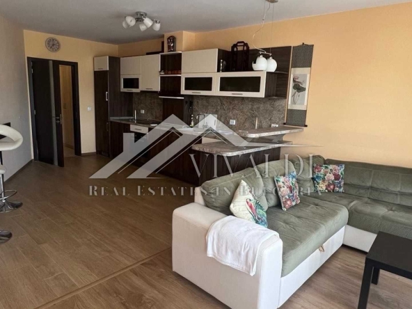 Дава се под наем Тристаен апартамент в к.к. Св.Св. Константин и Елена - 110 кв.м за 800 € - Снимка #1