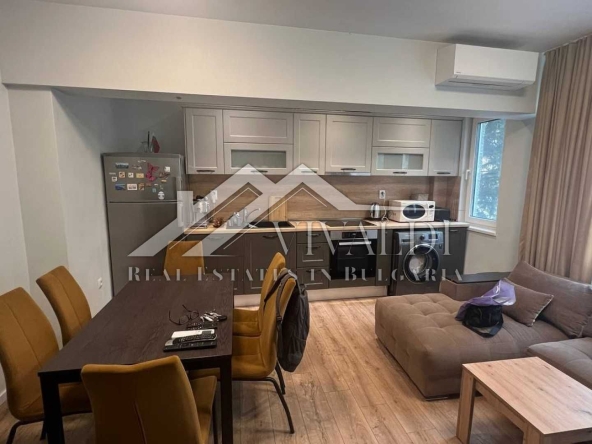 Дава се под наем Тристаен апартамент в Варна, Център - 100 кв.м за 847.62 € - Снимка #1