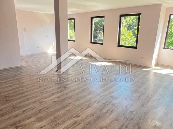 Четиристаен апартамент в Варна, Център - 180 кв.м за 1970 €/кв.м - Снимка #1
