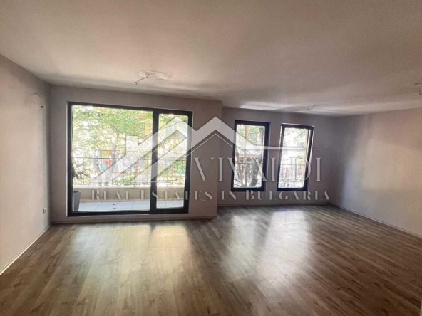 Четиристаен апартамент в Варна, Център - 180 кв.м за 1970 €/кв.м - Снимка #1