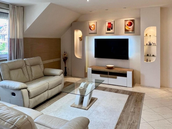 Дава се под наем Тристаен апартамент в Варна, Център - 75 кв.м за 797.64 € - Снимка #1