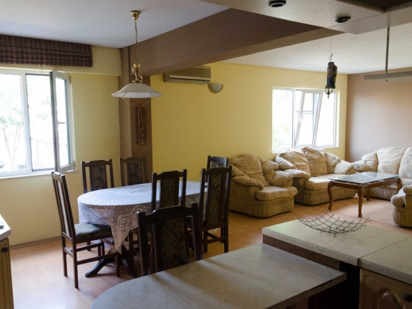 Дава се под наем Етаж от къща в Търговище, Център - 172 кв.м за 438.6 € - Снимка #1