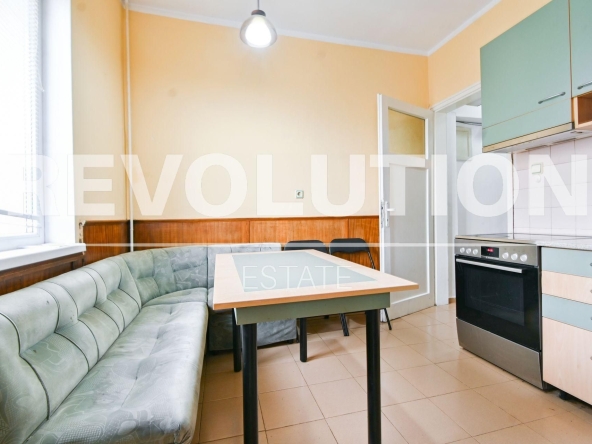 Дава се под наем Тристаен апартамент в София, Център - 85 кв.м за 766 € - Снимка #1