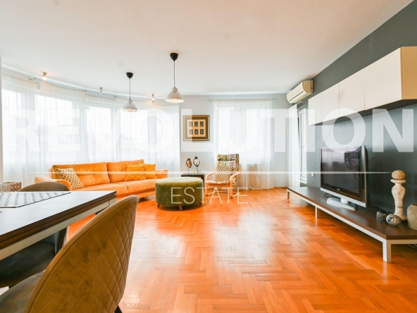 Дава се под наем Тристаен апартамент в София, Център - 125 кв.м за 1196.97 € - Снимка #1