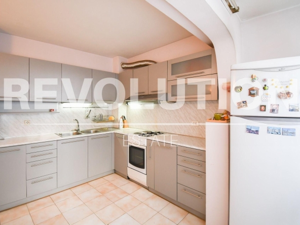 Дава се под наем Тристаен апартамент в София, Света Троица - 90 кв.м за 797.64 € - Снимка #1