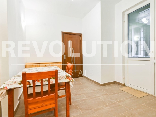 Дава се под наем Офис в София, Център - 106 кв.м за 897.6 € - Снимка #1