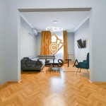 Дава се под наем Тристаен апартамент в София, Център - 110 кв.м за 1175.55 € - Снимка #1