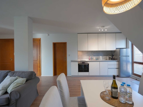 Дава се под наем Тристаен апартамент в Варна, Център - 134 кв.м за 1100 € - Снимка #1