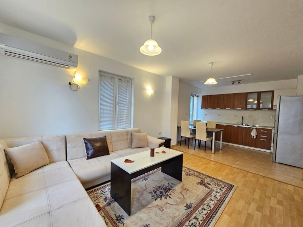 Дава се под наем Тристаен апартамент в Пловдив, Център - 100 кв.м за 612 € - Снимка #1