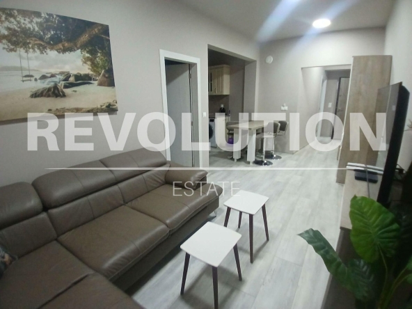 Дава се под наем Тристаен апартамент в Варна, ЖП Гара - 75 кв.м за 947.58 € - Снимка #1