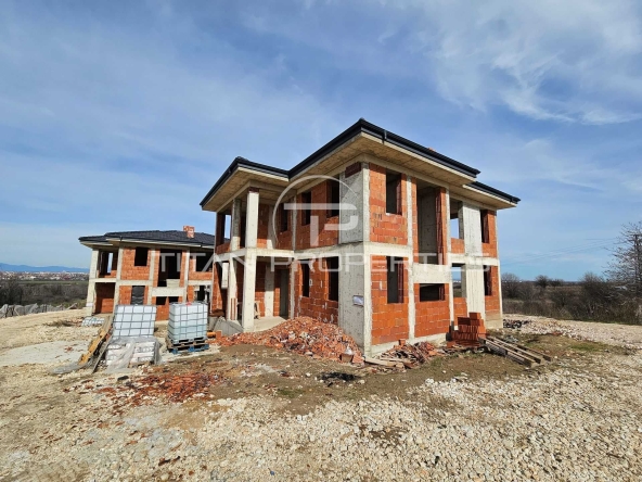 Къща в с. Марково, Област Пловдив - 250 кв.м за 714 €/кв.м - Снимка #1