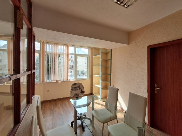 Дава се под наем Офис в Варна, Център - 50 кв.м за 648.21 € - Снимка #1