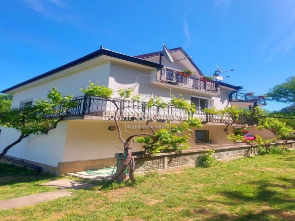 Дава се под наем Къща в с. Арбанаси, Област Велико Търново - 200 кв.м за 750 € - Снимка #1