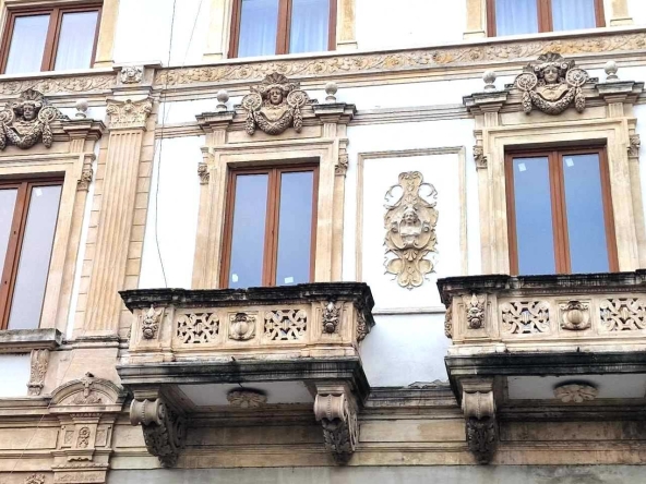 Четиристаен апартамент в Русе, Център - 165 кв.м за 1516 €/кв.м - Снимка #1