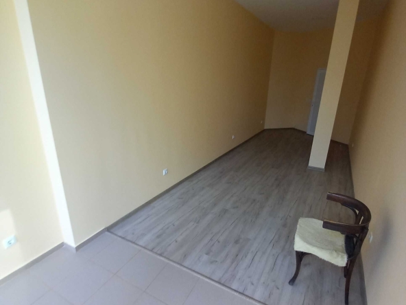 Дава се под наем Магазин в Бургас, Център - 28 кв.м за 76.5 € - Снимка #1
