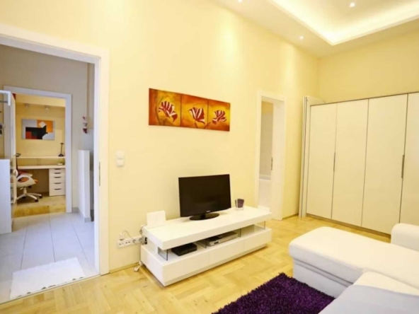 Дава се под наем Двустаен апартамент в София, Център - 55 кв.м за 408 € - Снимка #1