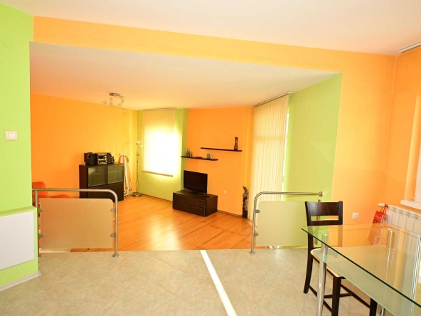 Дава се под наем Тристаен апартамент в Перник, Димова махала - 96 кв.м за 459 € - Снимка #1