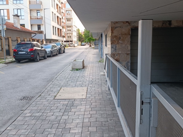 Дава се под наем Гараж / Паркомясто в София, Гео Милев - 18 кв.м за 81.6 € - Снимка #1