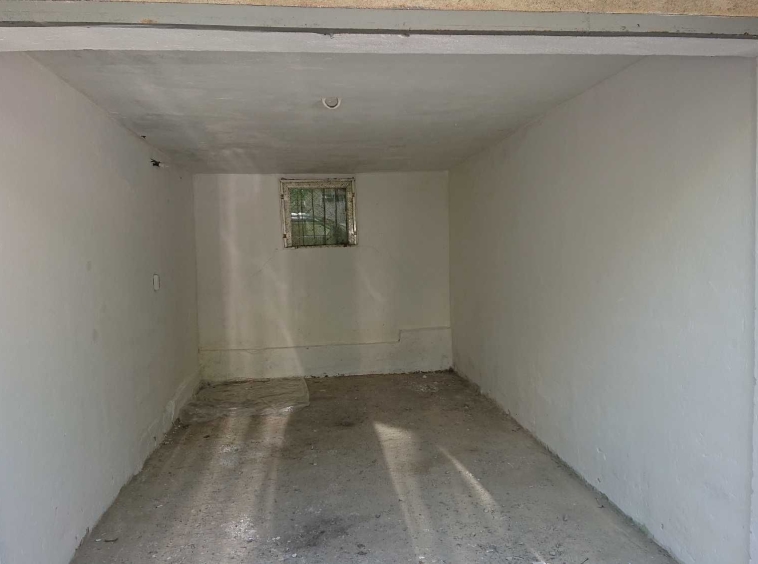 Дава се под наем Гараж / Паркомясто в Шумен, Център - 16 кв.м за 51 € - Снимка #1