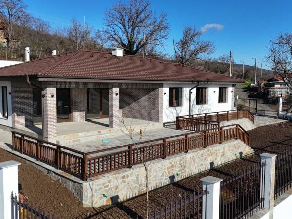 Къща в с. Лясково, Област Стара Загора - 200 кв.м за 893 €/кв.м - Снимка #1