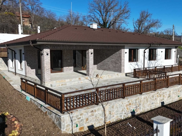 Къща в с. Лясково, Област Стара Загора - 200 кв.м за 893 €/кв.м - Снимка #1