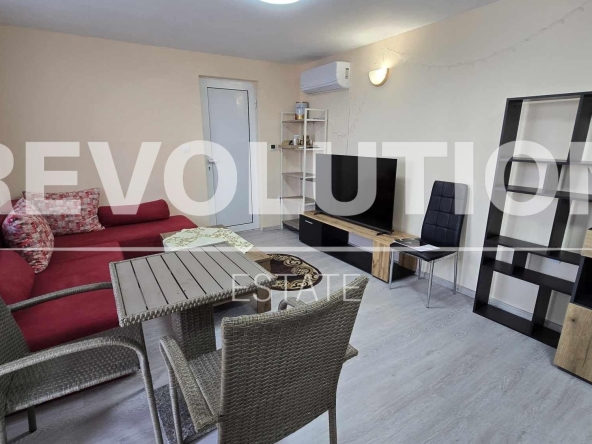 Дава се под наем Етаж от къща в Варна, м-т Траката - 60 кв.м за 500 € - Снимка #1