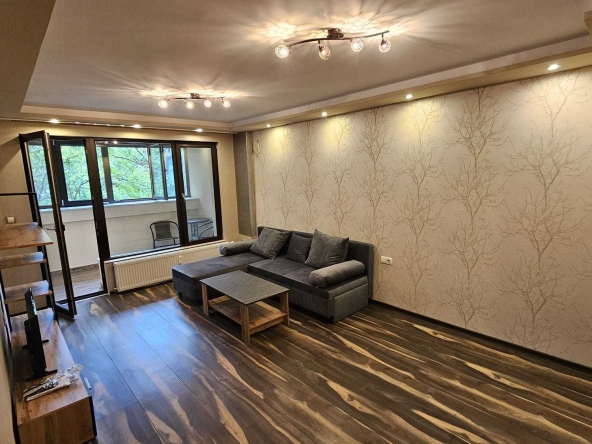 Дава се под наем Двустаен апартамент в Плевен, Идеален център - 68 кв.м за 357 € - Снимка #1