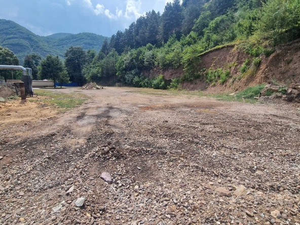 Дава се под наем Парцел в Своге - 6500 кв.м за 1785 € - Снимка #1