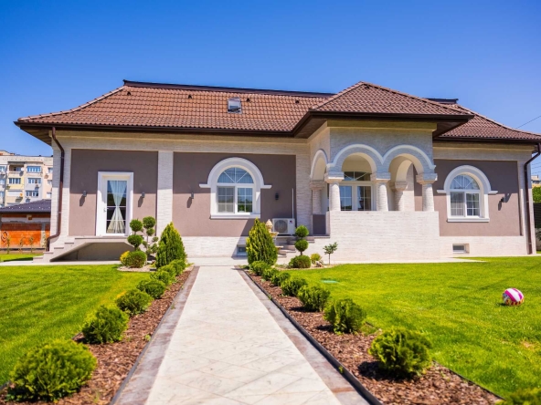 Къща в Силистра, Център - 690 кв.м за 579 €/кв.м - Снимка #1